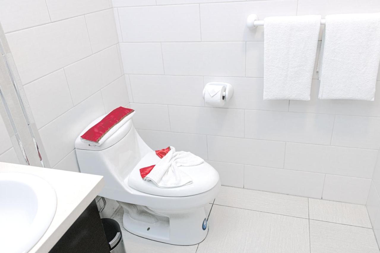 Zafra'S Hotel La Troncal Екстер'єр фото