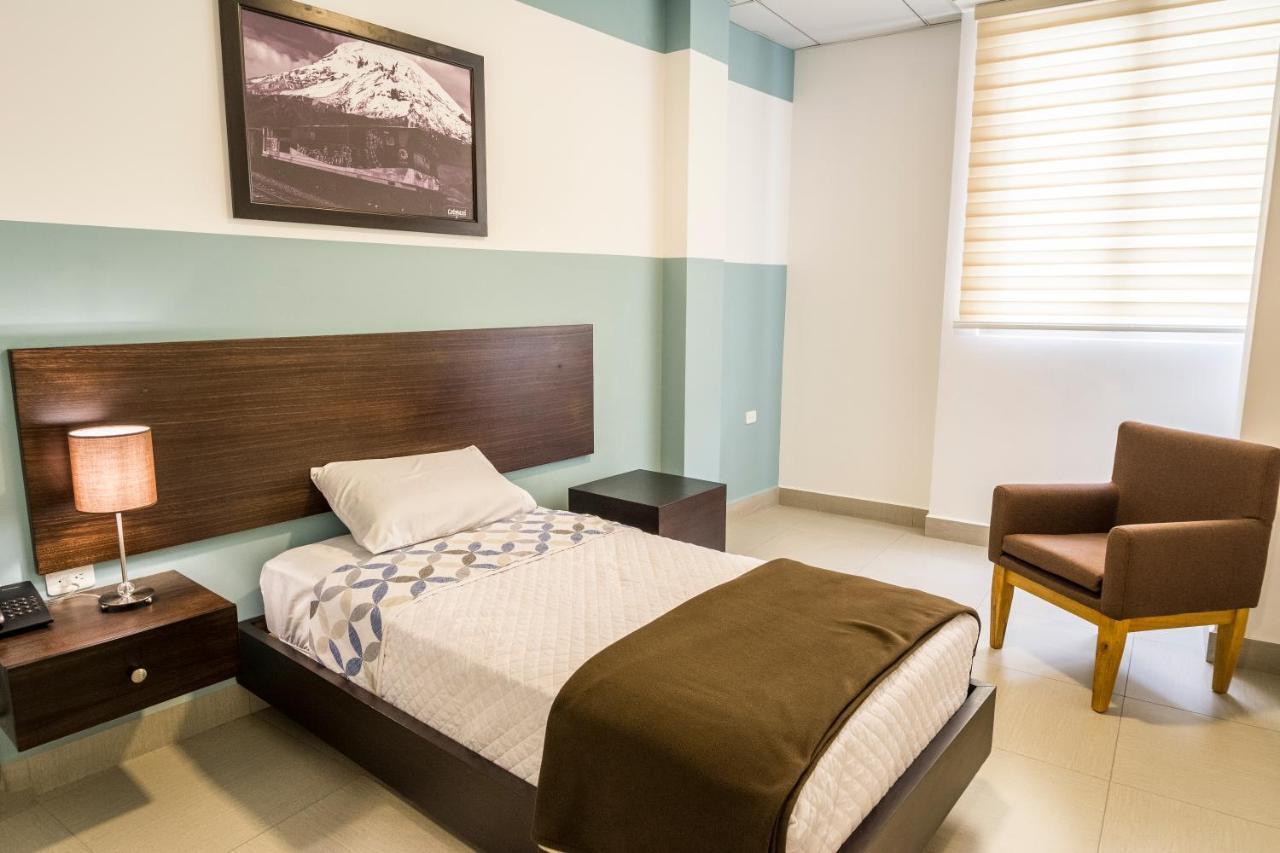 Zafra'S Hotel La Troncal Екстер'єр фото